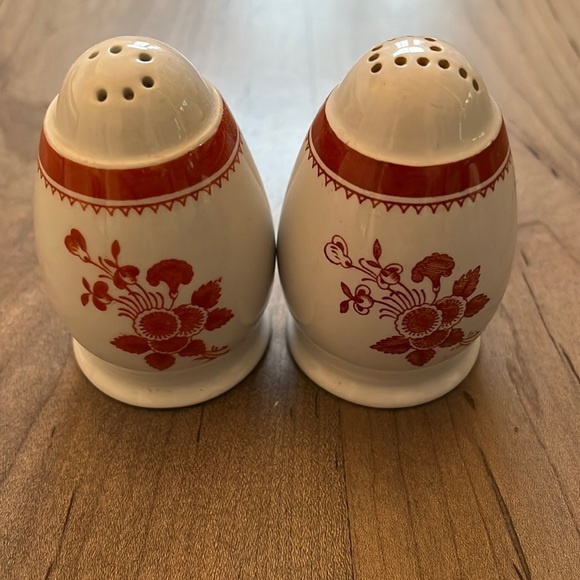 Spode Gloucester Red Fine Stone Salt and Pepper Shaker Set - Picture 1 of 3